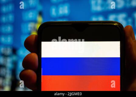 China. 25.. Juli 2022. In dieser Abbildung wird das Flaggen-Logo der Russischen Föderation auf einem Smartphone-Bildschirm angezeigt. (Foto von Budrul Chukrut/SOPA Images/Sipa USA) Quelle: SIPA USA/Alamy Live News Stockfoto