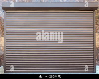 Garage mit automatischen Toren in Privathaus. Blick nach draußen. Stockfoto