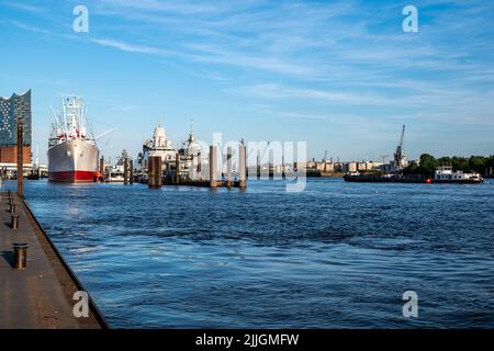 Hamburg, Deutschland - 05 15 2022: Blick auf den Hamburger Hafen mit der elbphilharmonie, der Cap san diego und anderen Schiffen Stockfoto