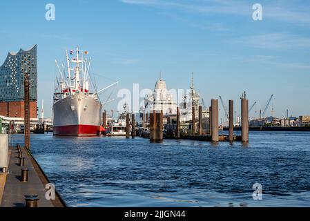 Hamburg, Deutschland - 05 15 2022: Blick auf den Hamburger Hafen mit der elbphilharmonie, der Cap san diego und anderen Schiffen Stockfoto