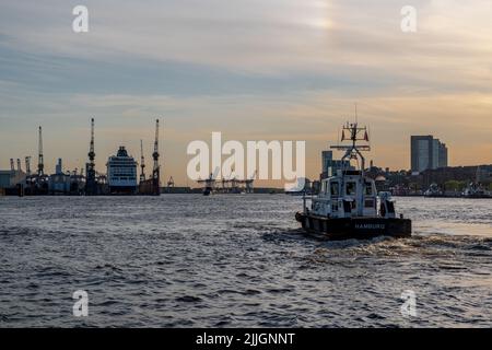 Hamburg, Deutschland - 05 15 2022: Blick auf die elbe im Hamburger Hafen mit einem Lotsenboot aus hamburg Stockfoto