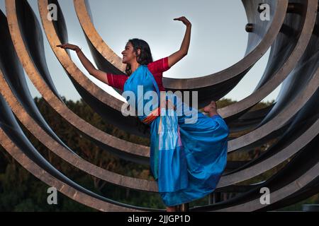 Mit den Veränderungen in Zeit und Raum entwickelt sich die Odissi-Tanzform weiter. Der Veranstaltungsort ändert sich und es gibt keine Einschränkungen in Tempeln Stockfoto