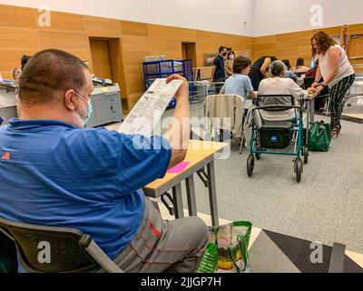 Germantown, Maryland, USA. 26.. Juli 2022. Dieses Mitglied eines zweiköpfigen Teams aus dem Bereich der abwesenden Person überprüft, ob die Wahlmöglichkeiten in diesem Wahlgang eindeutig für die Tabellierung markiert sind. Die Kanvierung oder Zählung der Stimmzettel per Mail begann am Donnerstag nach den MarylandÃs Gouverneurswahlen. (Bild: © Sue Dorfman/ZUMA Press Wire) Stockfoto