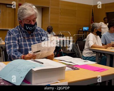 Germantown, Maryland, USA. 26.. Juli 2022. Dieses Mitglied eines zweiköpfigen Teams aus dem Bereich der abwesenden Person überprüft, ob die Wahlmöglichkeiten in diesem Wahlgang eindeutig für die Tabellierung markiert sind. Die Kanvierung oder Zählung der Stimmzettel per Mail begann am Donnerstag nach den MarylandÃs Gouverneurswahlen. (Bild: © Sue Dorfman/ZUMA Press Wire) Stockfoto