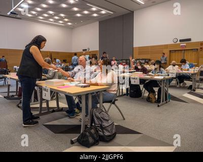 Germantown, Maryland, USA. 26.. Juli 2022. Ein Wahlbeamter beantwortet Fragen, die von einem Mitglied des Wahlkampfteams gestellt wurden, während eine andere ihre Hand hebt und auf Rat wartet, während die Wahlabstimmungen abgesagt werden. (Bild: © Sue Dorfman/ZUMA Press Wire) Stockfoto