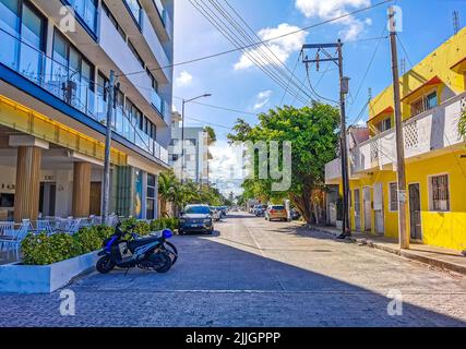 Playa del Carmen Mexiko 04. Juli 2022 Typische Straßen- und Stadtlandschaft mit Autos und Gebäuden von Luis Donaldo Colosio Playa del Carmen in Mexiko. Stockfoto