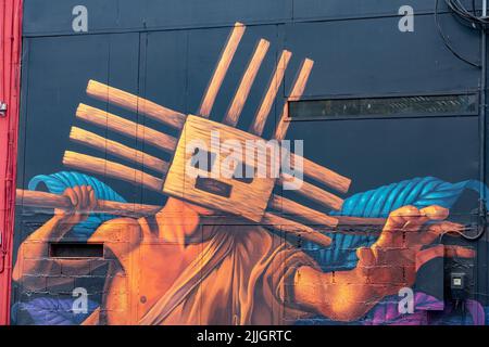 Ein Wandgemälde, das den Riesen der Atacama an der Seite des Gebäudes in der Innenstadt von Iquique, Chile, darstellt. Stockfoto