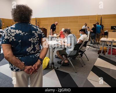 Germantown, Maryland, USA. 26.. Juli 2022. Die Kanvierung oder Zählung der Stimmzettel per Mail begann am Donnerstag nach den MarylandÃs Gouverneurswahlen. Der Prozess ist für die Öffentlichkeit zugänglich. Wahlbeobachter sind herzlich eingeladen, am Rande des Wahlkampfes zu bleiben und zuzusehen. (Bild: © Sue Dorfman/ZUMA Press Wire) Stockfoto