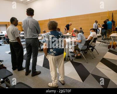 Germantown, Maryland, USA. 26.. Juli 2022. Die Kanvierung oder Zählung der Stimmzettel per Mail begann am Donnerstag nach den MarylandÃs Gouverneurswahlen. Der Prozess ist für die Öffentlichkeit zugänglich. Wahlbeobachter sind herzlich eingeladen, am Rande des Wahlkampfes zu bleiben und zuzusehen. (Bild: © Sue Dorfman/ZUMA Press Wire) Stockfoto