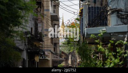 Konzentrieren Sie sich auf den Golden Mountain, Thailand alten Tempel und Wahrzeichen hinter dem lokalen Haus Gebäude mit ungepflegten Kabel überall. Stockfoto