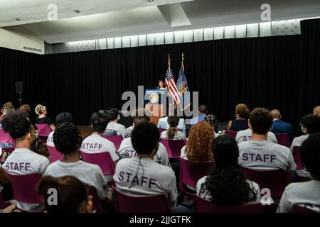 New York, New York, USA. 25.. Juli 2022. Die Gouverneurin Kathy Hochul gibt eine Ankündigung zur Kinderbetreuung ab und hält Medienverfügbarkeit bei Washington Heights YM&YWHA bereit. Der Gouverneur gab bekannt, dass fast $70 Millionen Zuschüsse an neu lizenzierte, registrierte oder genehmigte Kinderbetreuungsprogramme vergeben wurden. Sie unterzeichnete auch einen Gesetzentwurf zur Abschaffung der lokalen Verkaufssteuern auf Windeln für Erwachsene und Kinder. (Bild: © Lev Radin/Pacific Press via ZUMA Press Wire) Stockfoto