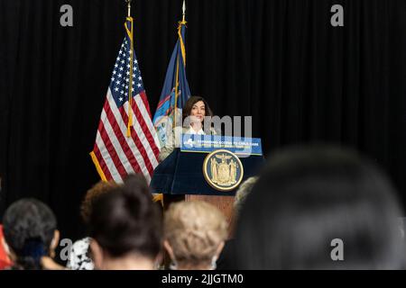 New York, New York, USA. 25.. Juli 2022. Die Gouverneurin Kathy Hochul gibt eine Ankündigung zur Kinderbetreuung ab und hält Medienverfügbarkeit bei Washington Heights YM&YWHA bereit. Der Gouverneur gab bekannt, dass fast $70 Millionen Zuschüsse an neu lizenzierte, registrierte oder genehmigte Kinderbetreuungsprogramme vergeben wurden. Sie unterzeichnete auch einen Gesetzentwurf zur Abschaffung der lokalen Verkaufssteuern auf Windeln für Erwachsene und Kinder. (Bild: © Lev Radin/Pacific Press via ZUMA Press Wire) Stockfoto