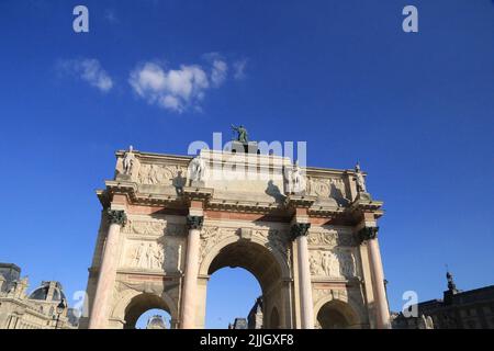 Ein niedriger Winkel Aufnahme des Designs des Triumphbogens in Paris gegen den blauen Himmel, Frankreich Stockfoto