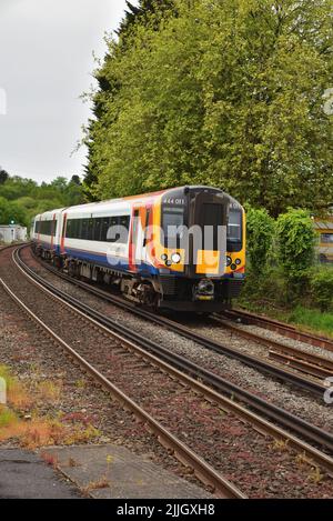 South Western Railway Class 444 das elektrische Triebwerk 444011 von Desiro kommt am 12.. Mai 2018 mit einem Weymouth-Waterloo-Service in Hamworthy an. Stockfoto