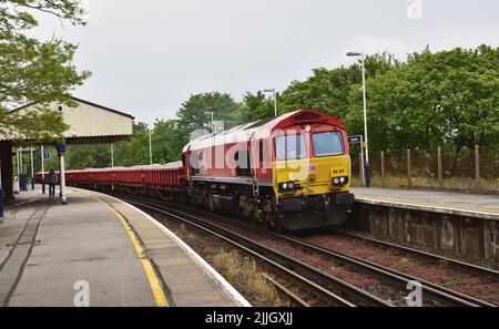 Klasse 66 Nr. 66017 fährt am 12. Mai 2018 mit einem Ballastzug nach Weymouth am Bahnhof Hamworthy vorbei. Stockfoto