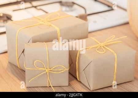 Hausgemachte Lebensmittel Lieferung rustikale handgemachte Geschenkboxen Stockfoto