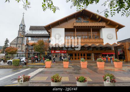 Gramado, RS, Brasilien - 19. Mai 2022: Außenansicht des Palacio dos Festivais, wo das berühmte Gramado Filmfestival stattfindet. Regentag. Stockfoto