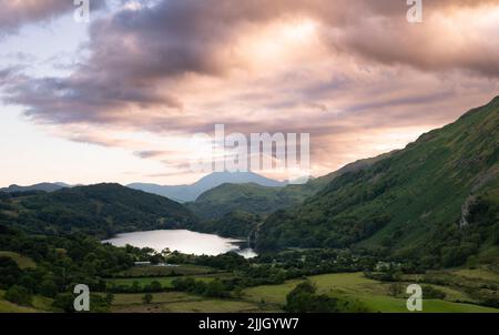 Sonnenuntergang über dem Snowdonia Lake Stockfoto