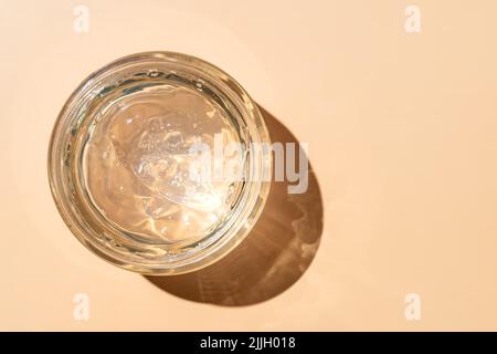 Transparente kosmetische Flüssigkeit im Glasgefäß. Tonic- oder Tonergel-Aloe-Serum. Modell. Stockfoto