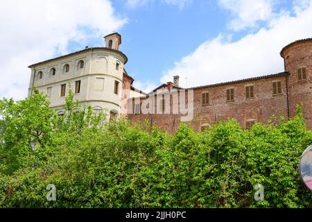 Pralormo, Italien, Mai 2022 die schöne Burg von Pralormo aus dem frühen 1200s Stockfoto