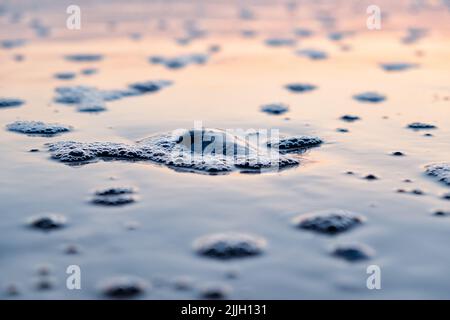 Farbenprächtiger Sonnenuntergang am Strand, Nordsee, Schlamm flach Stockfoto