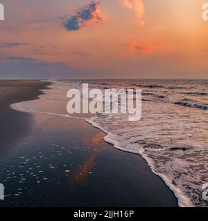 Farbenprächtiger Sonnenuntergang am Strand, Nordsee, Schlamm flach Stockfoto