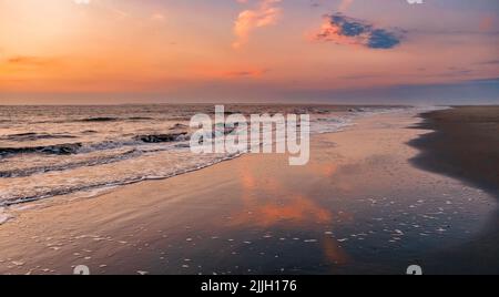 Farbenprächtiger Sonnenuntergang am Strand, Nordsee, Schlamm flach Stockfoto