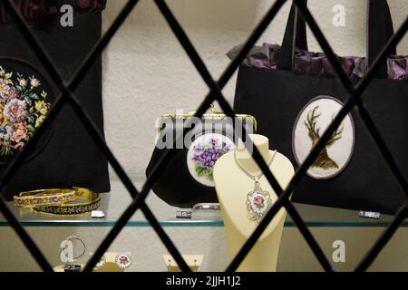 Österreich, Wien - Mai 2019: Schaufenster mit handgefertigten Damen-Accessoires, Kreuzstich. Nahaufnahme. Selektiver Fokus. Stockfoto