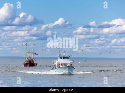 Charter Fischerboote Faulenzer gefolgt von kommerziellen Fischerboot Gesetz 1 Stockfoto