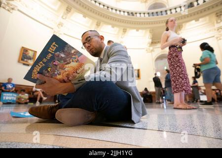 Austin Texas USA, 26. Juli 2022: RICARDO MARTINEZ von Equality Texas schließt sich anderen Aktivisten an, die gegen Buchzensur in öffentlichen Schulklassen und Bibliotheken protestieren. Die Demonstranten saßen in der Rotunde des Kapitols und lasen einige der 850 Bücher, die auf der Liste der „unbequemen“ Titel eines republikanischen Gesetzmachers aufgeführt waren. Kredit: Bob Daemmrich/Alamy Live Nachrichten Stockfoto