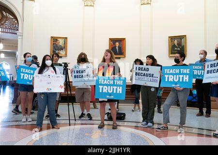 Austin Texas USA, Juli 26 2022: Reverend ERIN WALTERS (Mitte) vom Unitarian Church Ministry singt zusammen mit anderen Aktivisten, die gegen Buchzensur in öffentlichen Schulklassen und Bibliotheken protestieren. Die Demonstranten saßen in der Rotunde des Kapitols und lasen einige der 850 Bücher, die auf der Liste der „unbequemen“ Titel eines republikanischen Gesetzmachers aufgeführt waren. Kredit: Bob Daemmrich/Alamy Live Nachrichten Stockfoto