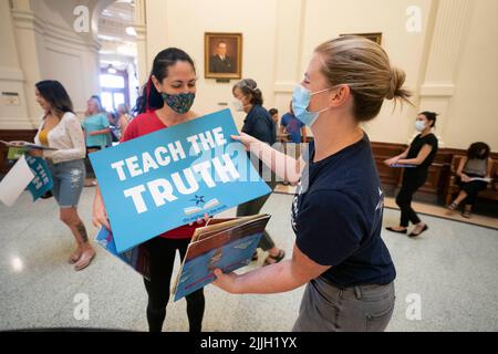 Austin Texas USA, Juli 26 2022: Aktivisten, die gegen Buchzensur in öffentlichen Schulklassen und Bibliotheken protestieren, versammeln sich in der Rotunde des Capitol und lesen einige der 850 Bücher, die auf der Liste der "unbequemen" Titel eines republikanischen Gesetzmachers aufgeführt sind. Stockfoto