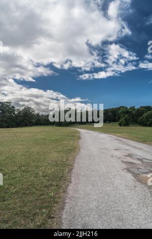 Staffordshire Lakeside Pathway sonnige Tageslandschaft, Stoke-on-Trent, Großbritannien Stockfoto