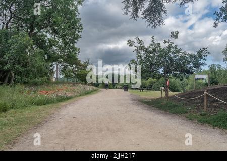 Staffordshire Lakeside Pathway sonnige Tageslandschaft, Stoke-on-Trent, Großbritannien Stockfoto