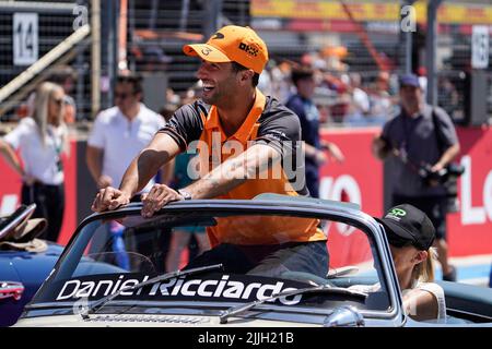 Le Castellet, Mezzolombardo, Frankreich. 24.. Juli 2022. DANIEL RICCIARDO aus Australien und das McLaren F1 Team während der Pilotenparade des FIA Formel 1 Grand Prix von Frankreich 2022 auf dem Circuit Paul Ricard in Le Castellet, Frankreich. (Bild: © Daisy Facinelli/ZUMA Press Wire) Stockfoto