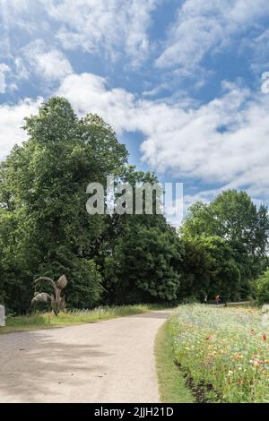Staffordshire Lakeside Pathway sonnige Tageslandschaft, Stoke-on-Trent, Großbritannien Stockfoto