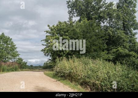 Staffordshire Lakeside Pathway sonnige Tageslandschaft, Stoke-on-Trent, Großbritannien Stockfoto