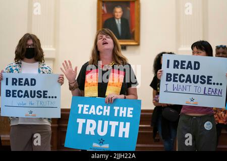Austin Texas USA, Juli 26 2022: Reverend ERIN WALTERS (Mitte) vom Unitarian Church Ministry singt zusammen mit anderen Aktivisten, die gegen Buchzensur in öffentlichen Schulklassen und Bibliotheken protestieren. Die Demonstranten saßen in der Rotunde des Kapitols und lasen einige der 850 Bücher, die auf der Liste der „unbequemen“ Titel eines republikanischen Gesetzmachers aufgeführt waren. Kredit: Bob Daemmrich/Alamy Live Nachrichten Stockfoto
