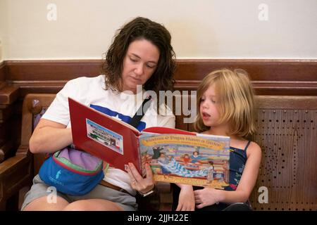 Austin Texas USA, Juli 26 2022: Mama JESSE NEUFELD und Tochter RUBY SUNESON, 6, protestieren gemeinsam mit anderen Aktivisten gegen Buchzensur in öffentlichen Schulklassen und Bibliotheken. Die Demonstranten saßen in der Rotunde des Kapitols und lasen einige der 850 Bücher, die auf der Liste der „unbequemen“ Titel eines republikanischen Gesetzmachers aufgeführt waren. Kredit: Bob Daemmrich/Alamy Live Nachrichten Stockfoto
