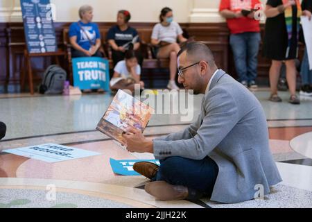Austin Texas USA, 26. Juli 2022: RICARDO MARTINEZ von Equality Texas schließt sich anderen Aktivisten an, die gegen Buchzensur in öffentlichen Schulklassen und Bibliotheken protestieren. Die Demonstranten saßen in der Rotunde des Kapitols und lasen einige der 850 Bücher, die auf der Liste der „unbequemen“ Titel eines republikanischen Gesetzmachers aufgeführt waren. Kredit: Bob Daemmrich/Alamy Live Nachrichten Stockfoto