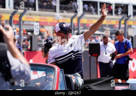 Le Castellet, Mezzolombardo, Frankreich. 24.. Juli 2022. PIERRE GASLY aus Frankreich und die Scuderia AlphaTauri bei der Pilotenparade des FIA Formel 1 Grand Prix in Frankreich 2022 auf dem Circuit Paul Ricard in Le Castellet, Frankreich. (Bild: © Daisy Facinelli/ZUMA Press Wire) Stockfoto