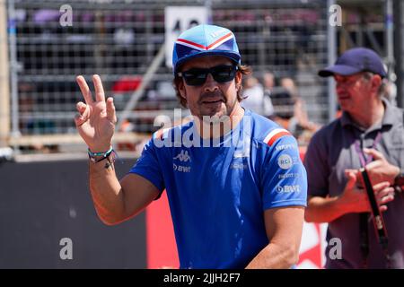 Le Castellet, Mezzolombardo, Frankreich. 24.. Juli 2022. FERNANDO ALONSO aus Spanien und das Alpine F1 Team während der Pilotenparade des FIA Formel 1 Grand Prix von Frankreich 2022 auf dem Circuit Paul Ricard in Le Castellet, Frankreich. (Bild: © Daisy Facinelli/ZUMA Press Wire) Stockfoto