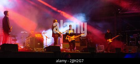 Jodrell Bank, Che-Hire, Großbritannien. 23.. Juli 2022. Die schottische Post-Rock-Band Mogwai spielt live auf der Lovell-Bühne beim Bluedot Festival 2022 im Jodrell Bank Observatory. Stockfoto