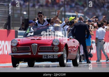 Le Castellet, Mezzolombardo, Frankreich. 24.. Juli 2022. GUANYU ZHOU aus China und Alfa Romeo Racingwährend der Pilotenparade des FIA Formel 1 Grand Prix von Frankreich 2022 auf dem Circuit Paul Ricard in Le Castellet, Frankreich. (Bild: © Daisy Facinelli/ZUMA Press Wire) Stockfoto