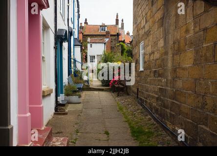 Die Wege in Robin Hood's Bay sind schmal und die Häuser haben ungewöhnliche Formen Stockfoto