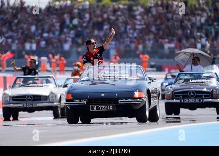 Le Castellet, Mezzolombardo, Frankreich. 24.. Juli 2022. CHARLES LECLERC aus Monaco und Scuderia Ferrari während der Pilotenparade des FIA Formel 1 Grand Prix von Frankreich 2022 auf dem Circuit Paul Ricard in Le Castellet, Frankreich. (Bild: © Daisy Facinelli/ZUMA Press Wire) Stockfoto