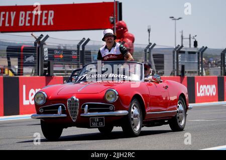 Le Castellet, Mezzolombardo, Frankreich. 24.. Juli 2022. VALTTERI BOTTAS aus Finnland und Alfa Romeo Racing während der Pilotenparade des FIA Formel 1 Grand Prix von Frankreich 2022 auf dem Circuit Paul Ricard in Le Castellet, Frankreich. (Bild: © Daisy Facinelli/ZUMA Press Wire) Stockfoto