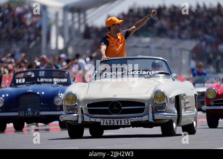 Le Castellet, Mezzolombardo, Frankreich. 24.. Juli 2022. DANIEL RICCIARDO aus Australien und das McLaren F1 Team während der Pilotenparade des FIA Formel 1 Grand Prix von Frankreich 2022 auf dem Circuit Paul Ricard in Le Castellet, Frankreich. (Bild: © Daisy Facinelli/ZUMA Press Wire) Stockfoto