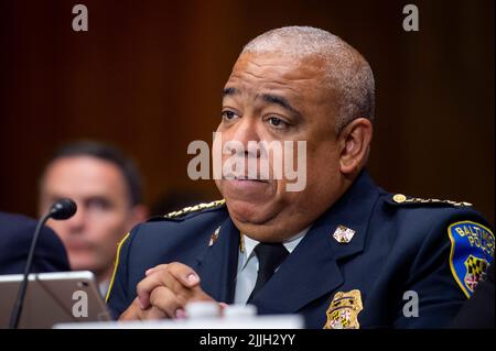Washington, Vereinigte Staaten Von Amerika. 26.. Juli 2022. Michael S. Harrison, Präsident, Police Executive Research Forum, Kommissar, Baltimore Police Department, erscheint am Dienstag, den 26. Juli 2022, vor einem Senatsausschuss für die Gerichtsverhandlung, um die Sicherheit von Strafverfolgungsbeamten zu untersuchen, wobei der Schwerpunkt auf dem Schutz derjenigen liegt, die schützen und dienen, im Dirksen Senate Office Building in Washington, DC. Quelle: Rod Lampey/CNP/Sipa USA Quelle: SIPA USA/Alamy Live News Stockfoto