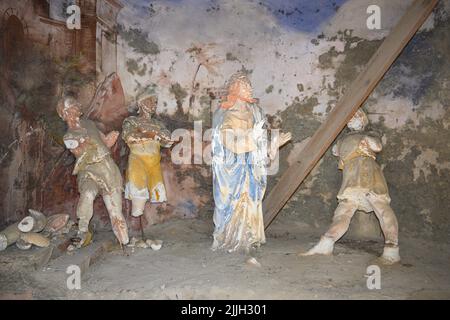 Mai 2022, Mongardino, Italien Holzstatuen, die den Kreuzweg Jesu aus dem Jahr 1700 darstellen Stockfoto